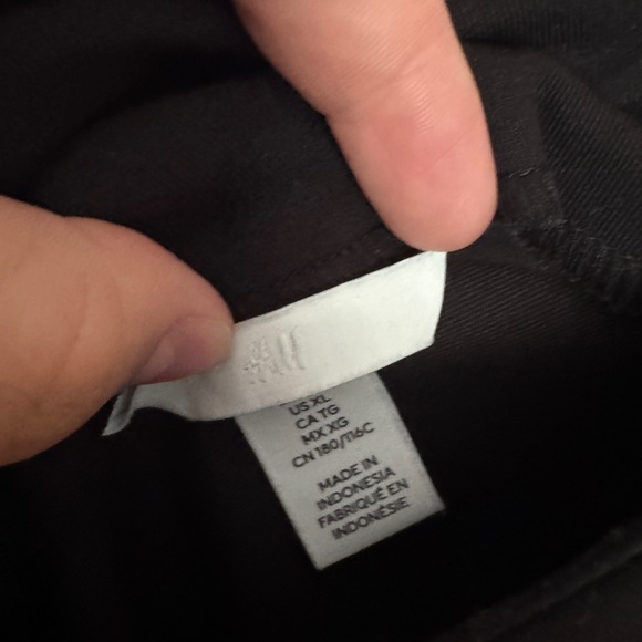 H&M Black Short-Sleeve Men's Tee - Picture 2 of 3